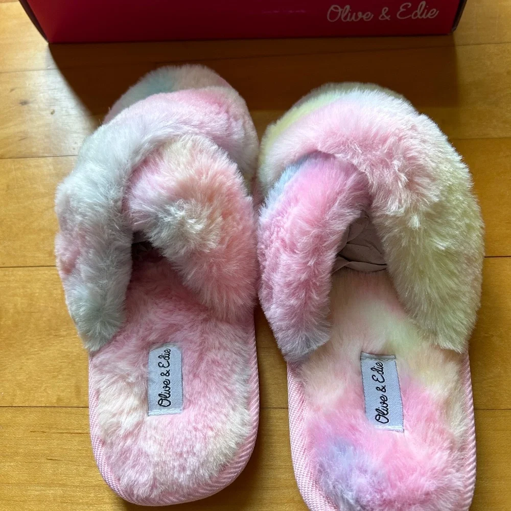 NIB Olive & Edie Kids Slipper “Emmie” Tie Dye Rainbow Fluffy Furry Pink Blue 2/3